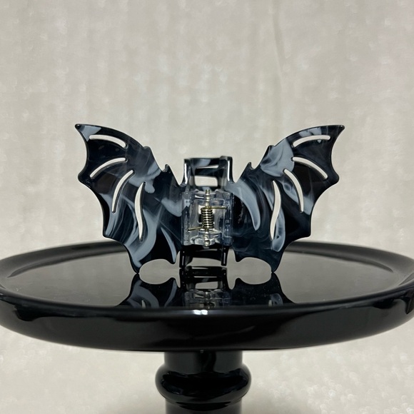 Accessories - Plastic Bat Wing Claw Clip, Black and White Marble